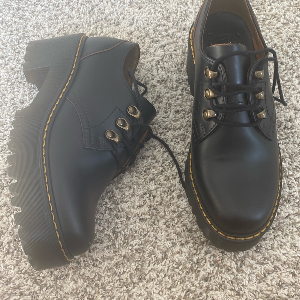 LEONA DR MARTENS lug plataform derby